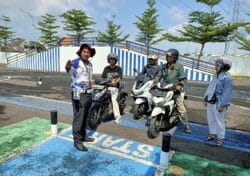 Polantas Tuban Menyapa, Warga Antre Tanya SIM, STNK, dan BPKB di Pasar