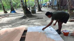 Satgas TMMD Kodim 1710/Mimika Lakukan Pengecatan Triplek Demi Hasil Maksimal