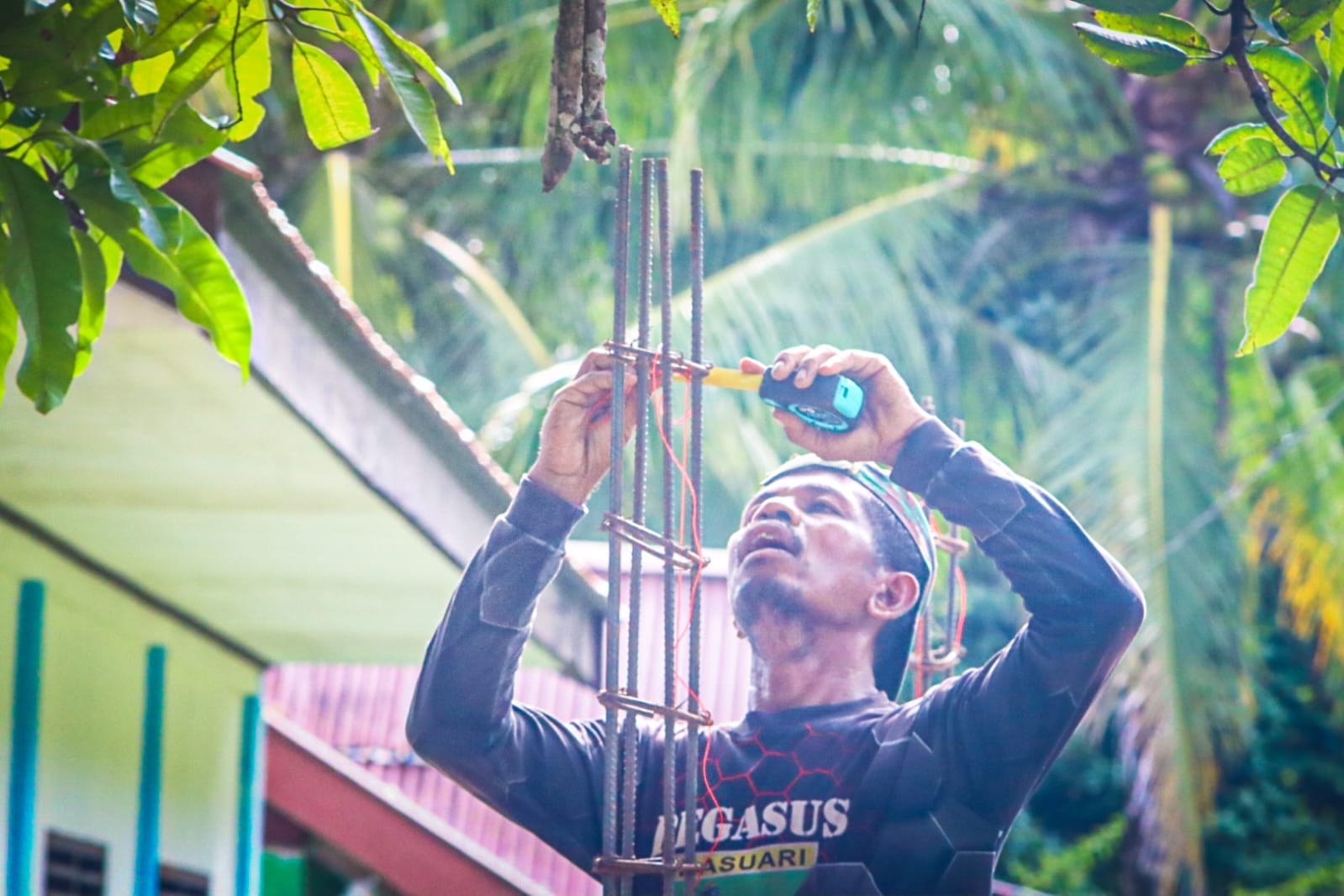 Bangun Bak Penampungan Air Bersih TMMD Ke-128 Kodim 1801/Manokwari Capai Tahap Pemasangan Rangka Besi