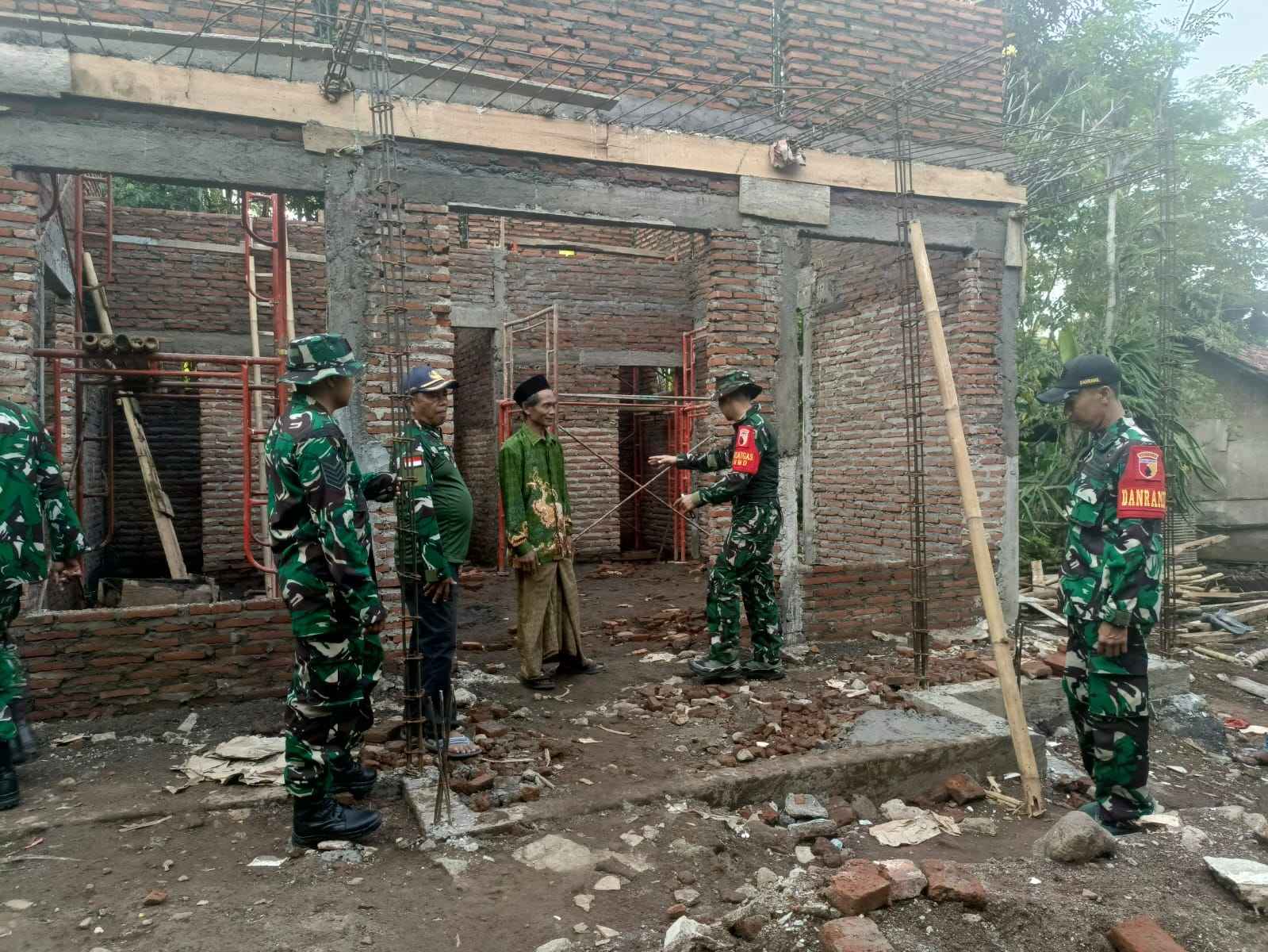 Dandim 0820 Probolinggo Tinjau Pembangunan Mushola Baiturrahim dan Serahkan Sembako untuk Warga Brabe Dandim 0820 Probolinggo Tinjau Pembangunan Mushola Baiturrahim dan Serahkan Sembako untuk Warga Brabe