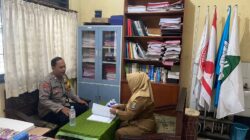 Bhabinkamtibmas Polsek Cikupa Sambangi Kepala Sekolah SDN 4 Bunder, Perkuat Edukasi Kamtibmas