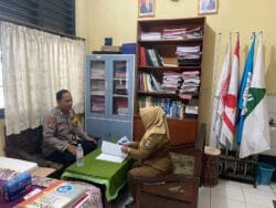 Bhabinkamtibmas Polsek Cikupa Sambangi Kepala Sekolah SDN 4 Bunder, Perkuat Edukasi Kamtibmas