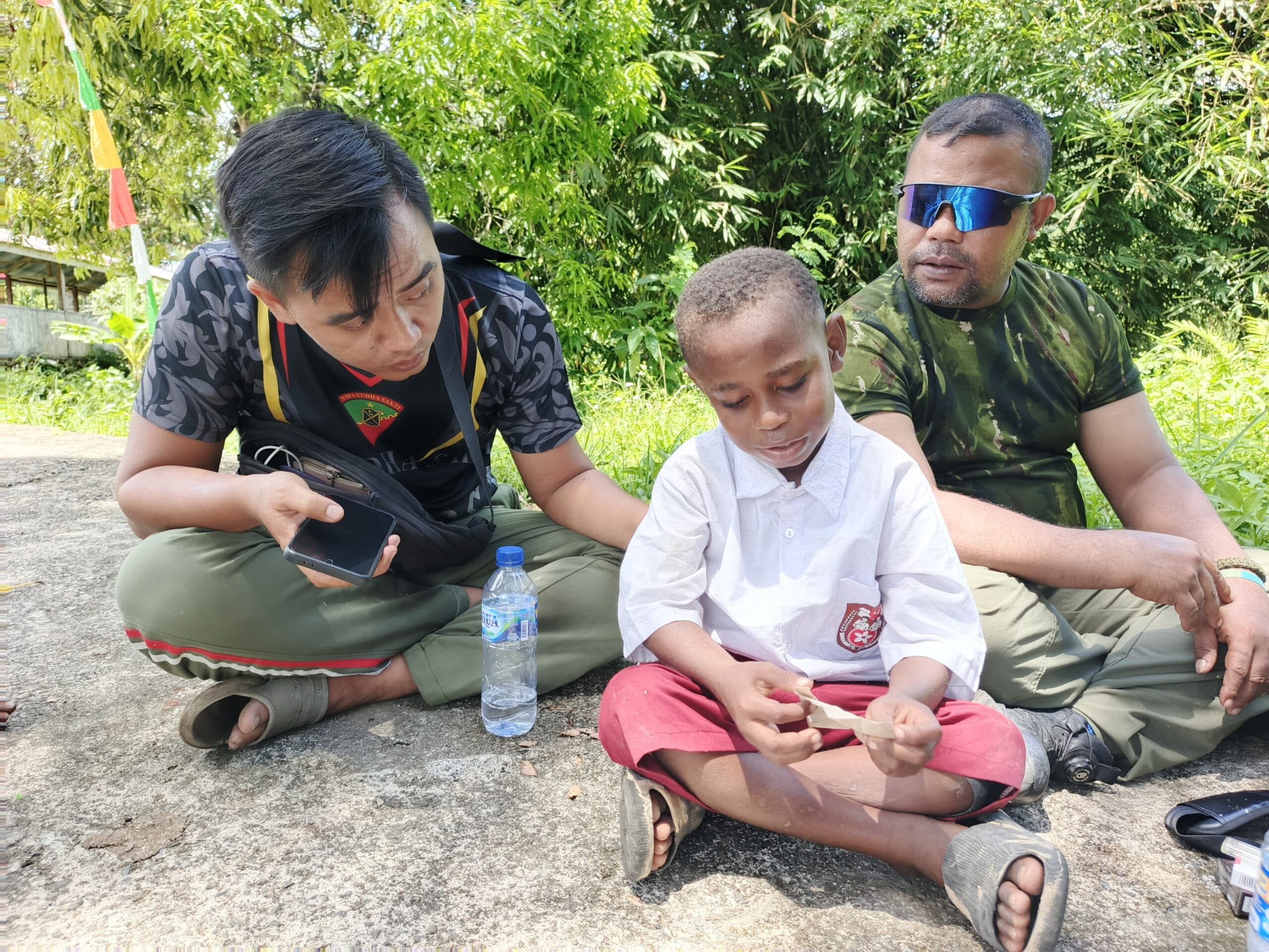 TNI Pererat Kemanunggalan Bersama Rakyat, Bangun Kedekatan dengan Anak-Anak melalui TMMD Ke-128 Kodim 1801/Manokwari