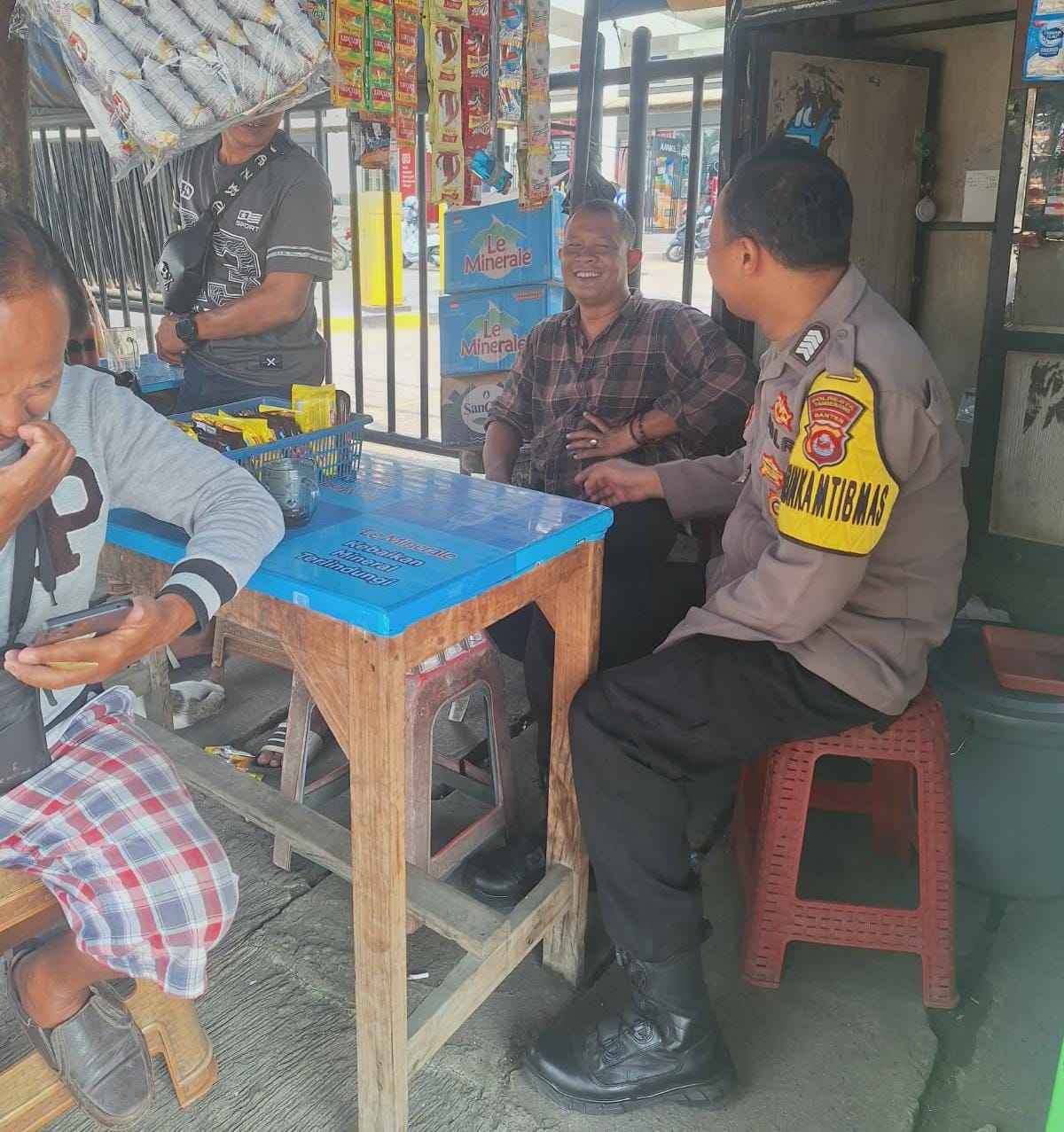 Bhabinkamtibmas Desa Cikupa Sambangi Pengelola Pasar, Perkuat Sinergi Kamtibmas