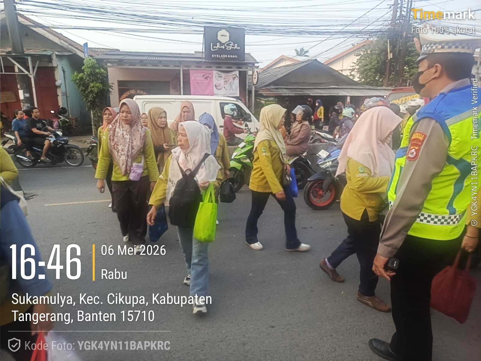Brigadir Rustam Hakim Aktif Laksanakan Pengaturan Lalu Lintas Sore Hari di Cikupa