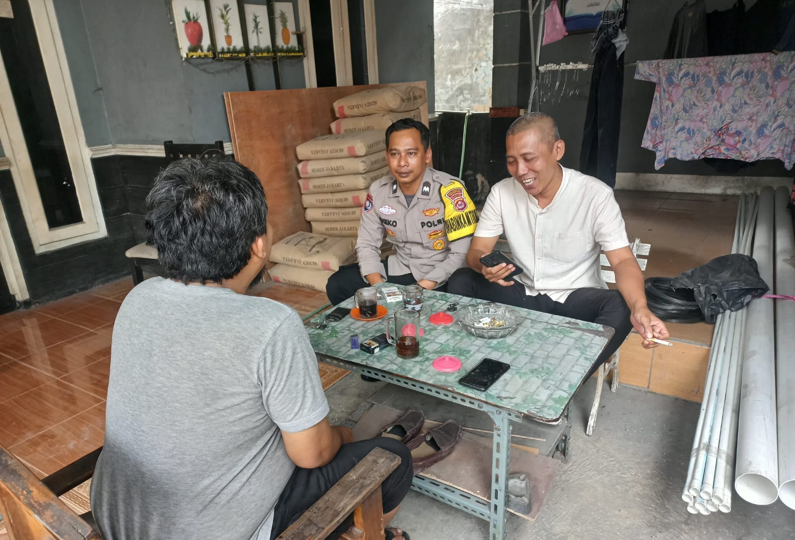 Aipda Dieko A Bersama Ketua RT Sambangi Warga Pasir Gadung, Sampaikan Imbauan Kamtibmas