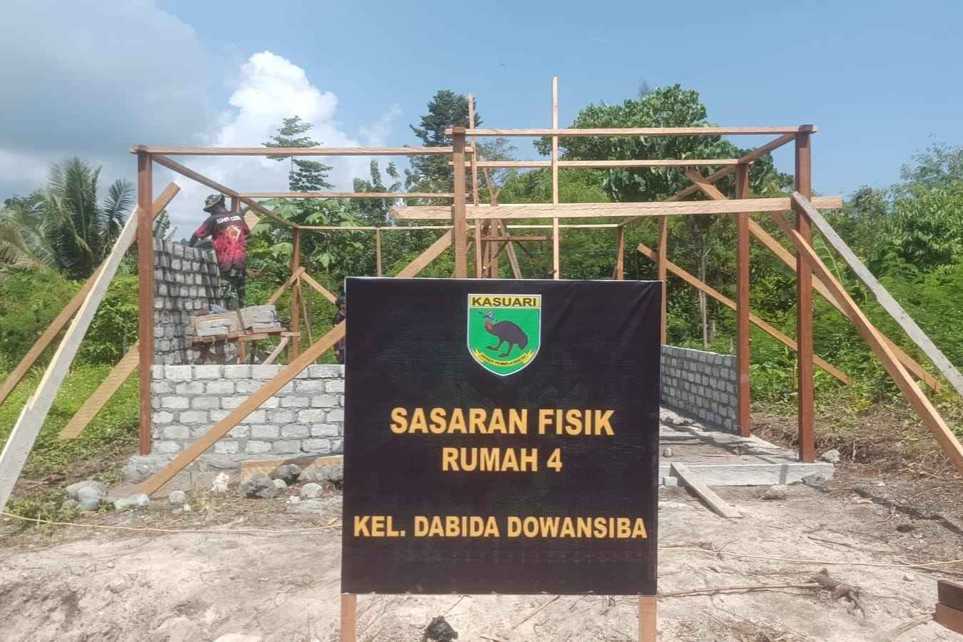 Mama Dabida Dowansiba Gembira, Rumah Mulai Dipasang Dinding Oleh Satgas TMMD Ke-128 Kodim 1801/Manokwari