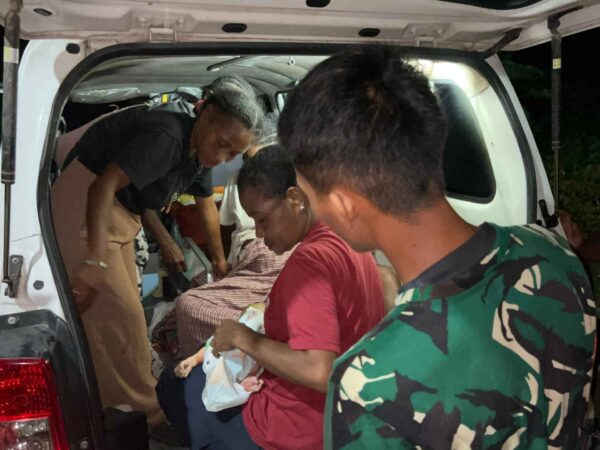 TNI Tak Hanya Bangun Desa, Tapi Juga Selamatkan Nyawa Warga di Tengah Malam