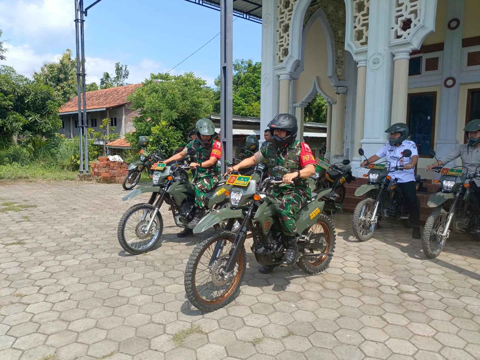 Akses Jalan Sempit, Danrem 083/Bdj Tinjau Lokasi TMMD Ke-128 Gunakan Motor Dinas Babinsa