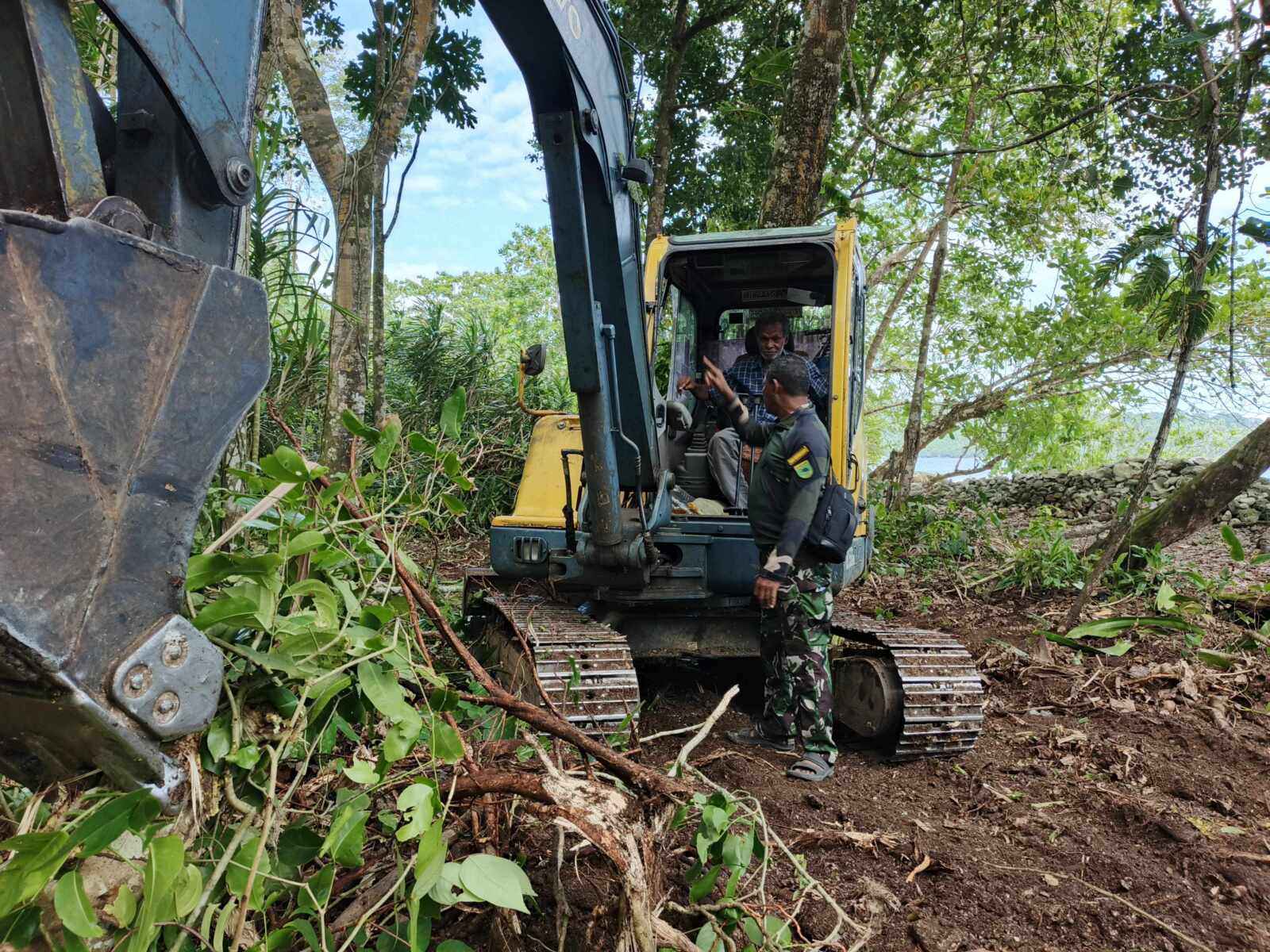Satgas TMMD Ke-128 Kodim 1801/Manokwari Buka Lahan 2 Hektar untuk Program Tanam Kakao