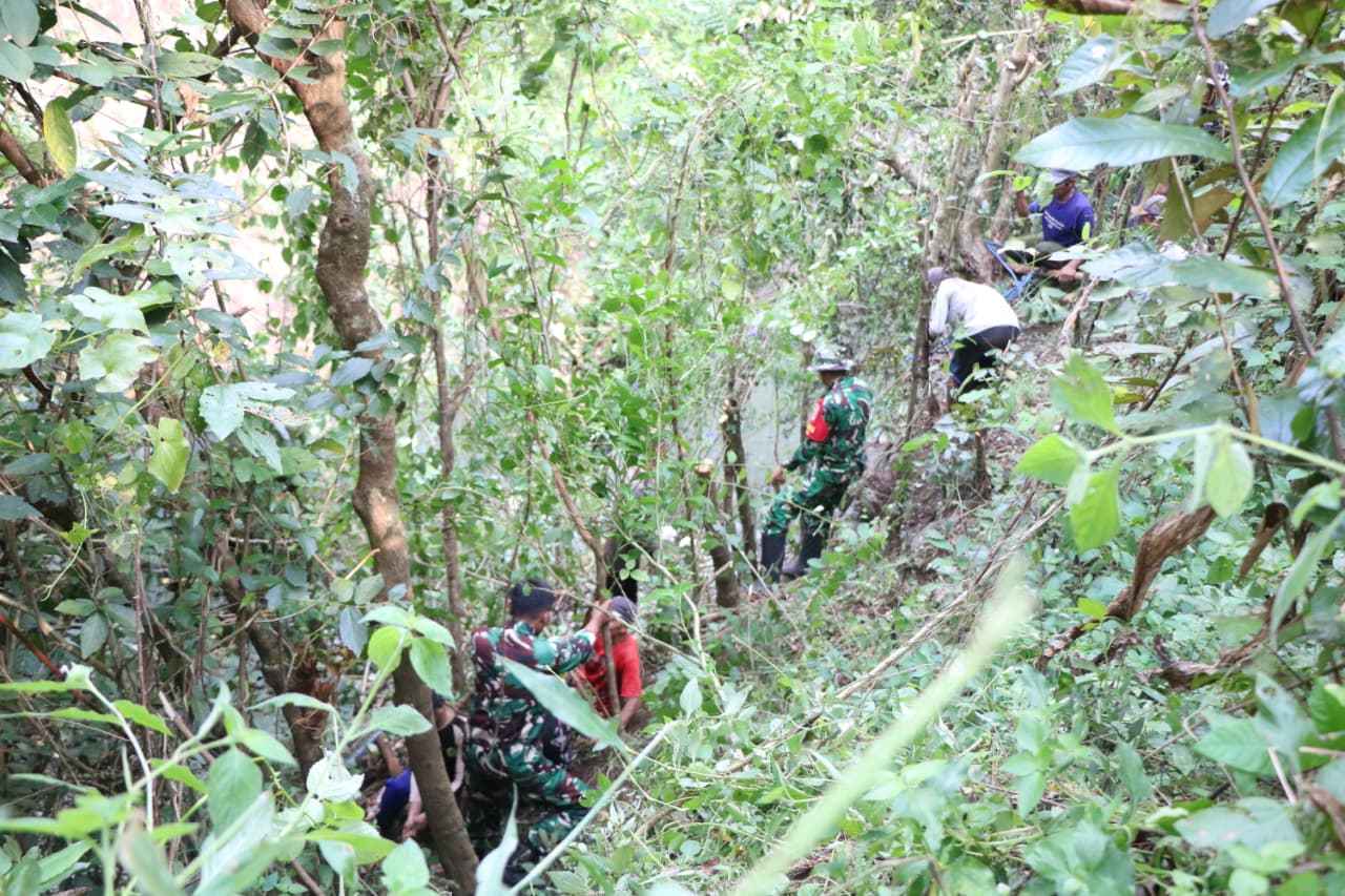 Lewati Jalur Terjal, Pipanisasi TMMD Ke-128 Kodim 0820/Probolinggo Capai 70 Persen Lewati Jalur Terjal, Pipanisasi TMMD Ke-128 Kodim 0820/Probolinggo Capai 70 Persen