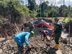 Personel Kodim 1505/Tidore Terus Lanjutkan Pembangunan Jembatan Garuda di Desa Gita Tidore Kepulauan – Personel Kodim 1505/Tidore bersama masyarakat terus melanjutkan pembangunan Jembatan Garuda yang berada di Desa Gita, Kecamatan Oba, Kota Tidore Kepulauan, Jumat (8/5/2026). Pembangunan jembatan tersebut dilakukan secara gotong royong sebagai bentuk kemanunggalan TNI dengan rakyat dalam membantu meningkatkan infrastruktur dan akses transportasi masyarakat. Dalam pelaksanaannya, personel Kodim 1505/Tidore bersama warga tampak bahu membahu mengerjakan pembangunan jembatan, mulai dari pengangkutan material hingga pengerjaan bagian konstruksi jembatan guna mempercepat proses pembangunan. Kegiatan ini mendapat antusias dan dukungan penuh dari masyarakat setempat karena keberadaan Jembatan Garuda nantinya akan sangat membantu aktivitas warga, khususnya dalam mendukung kegiatan ekonomi masyarakat. Salah satu Personel Kodim 1505/Tidore mengatakan, pembangunan jembatan tersebut merupakan bentuk kepedulian TNI terhadap kesulitan masyarakat sekaligus mempererat hubungan antara TNI dan warga melalui budaya gotong royong. Dengan semangat kebersamaan, diharapkan pembangunan Jembatan Garuda dapat segera selesai sehingga dapat digunakan masyarakat untuk menunjang aktivitas sehari-hari dengan lebih aman dan nyaman. (Pen.1505)