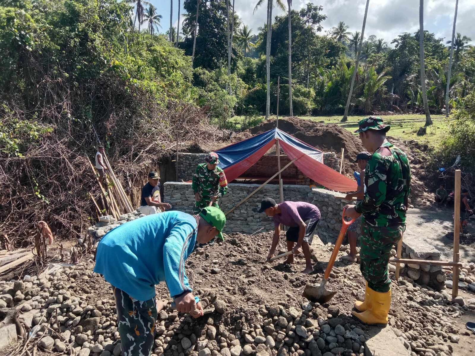 Personel Kodim 1505/Tidore Terus Lanjutkan Pembangunan Jembatan Garuda di Desa Gita Tidore Kepulauan – Personel Kodim 1505/Tidore bersama masyarakat terus melanjutkan pembangunan Jembatan Garuda yang berada di Desa Gita, Kecamatan Oba, Kota Tidore Kepulauan, Jumat (8/5/2026). Pembangunan jembatan tersebut dilakukan secara gotong royong sebagai bentuk kemanunggalan TNI dengan rakyat dalam membantu meningkatkan infrastruktur dan akses transportasi masyarakat. Dalam pelaksanaannya, personel Kodim 1505/Tidore bersama warga tampak bahu membahu mengerjakan pembangunan jembatan, mulai dari pengangkutan material hingga pengerjaan bagian konstruksi jembatan guna mempercepat proses pembangunan. Kegiatan ini mendapat antusias dan dukungan penuh dari masyarakat setempat karena keberadaan Jembatan Garuda nantinya akan sangat membantu aktivitas warga, khususnya dalam mendukung kegiatan ekonomi masyarakat. Salah satu Personel Kodim 1505/Tidore mengatakan, pembangunan jembatan tersebut merupakan bentuk kepedulian TNI terhadap kesulitan masyarakat sekaligus mempererat hubungan antara TNI dan warga melalui budaya gotong royong. Dengan semangat kebersamaan, diharapkan pembangunan Jembatan Garuda dapat segera selesai sehingga dapat digunakan masyarakat untuk menunjang aktivitas sehari-hari dengan lebih aman dan nyaman. (Pen.1505)