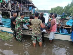 Satgas TMMD Tunjukkan Kepedulian dengan Evakuasi Warga Sakit