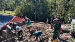 Personel Kodim 1505/Tidore Bersama Warga Terus Kebut Pembangunan Jembatan Garuda