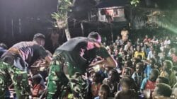 Nonton Bareng Film Edukasi, Satgas TMMD Bagikan Makanan Bergizi kepada Anak-Anak Kampung Keakwa
