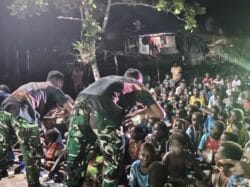 Nonton Bareng Film Edukasi, Satgas TMMD Bagikan Makanan Bergizi kepada Anak-Anak Kampung Keakwa