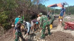 Tak Kenal Lelah, Personil TNI dan Warga Tetap Gas Pembangunan Jembatan Garuda