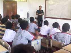 Satgas TMMD Ke-128 Kodim 1710/Mimika Beri Penyuluhan Bahaya Narkoba dan Lem Aibon kepada Pelajar