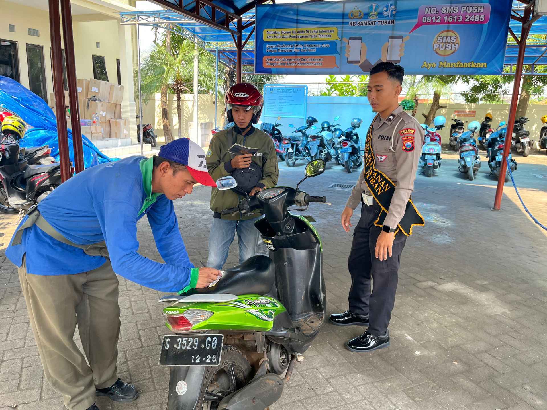 Program Polantas Tuban Menyapa Bikin Warga Tuban Berhenti di Pinggir Jalan, Ini yang Ditanyakan Soal SIM STNK BPKB