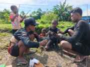 Keakraban Anak-Anak Bersama Anggota Satgas TMMD ke-128 Kodim 1801/Manokwari