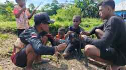 Keakraban Anak-Anak Bersama Anggota Satgas TMMD ke-128 Kodim 1801/Manokwari