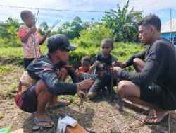 Keakraban Anak-Anak Bersama Anggota Satgas TMMD ke-128 Kodim 1801/Manokwari