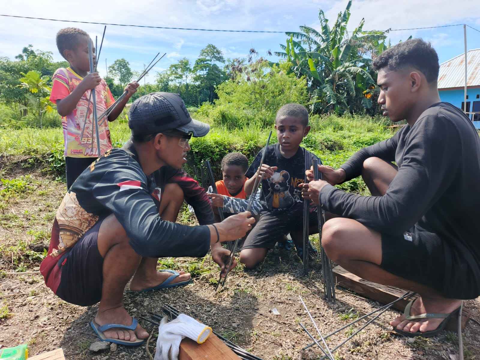 Keakraban Anak-Anak Bersama Anggota Satgas TMMD ke-128 Kodim 1801/Manokwari