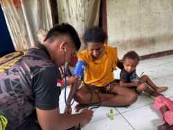TMMD Ke-128 Kodim 1801/Manokwari Berikan Layanan Kesehatan ke Rumah Warga