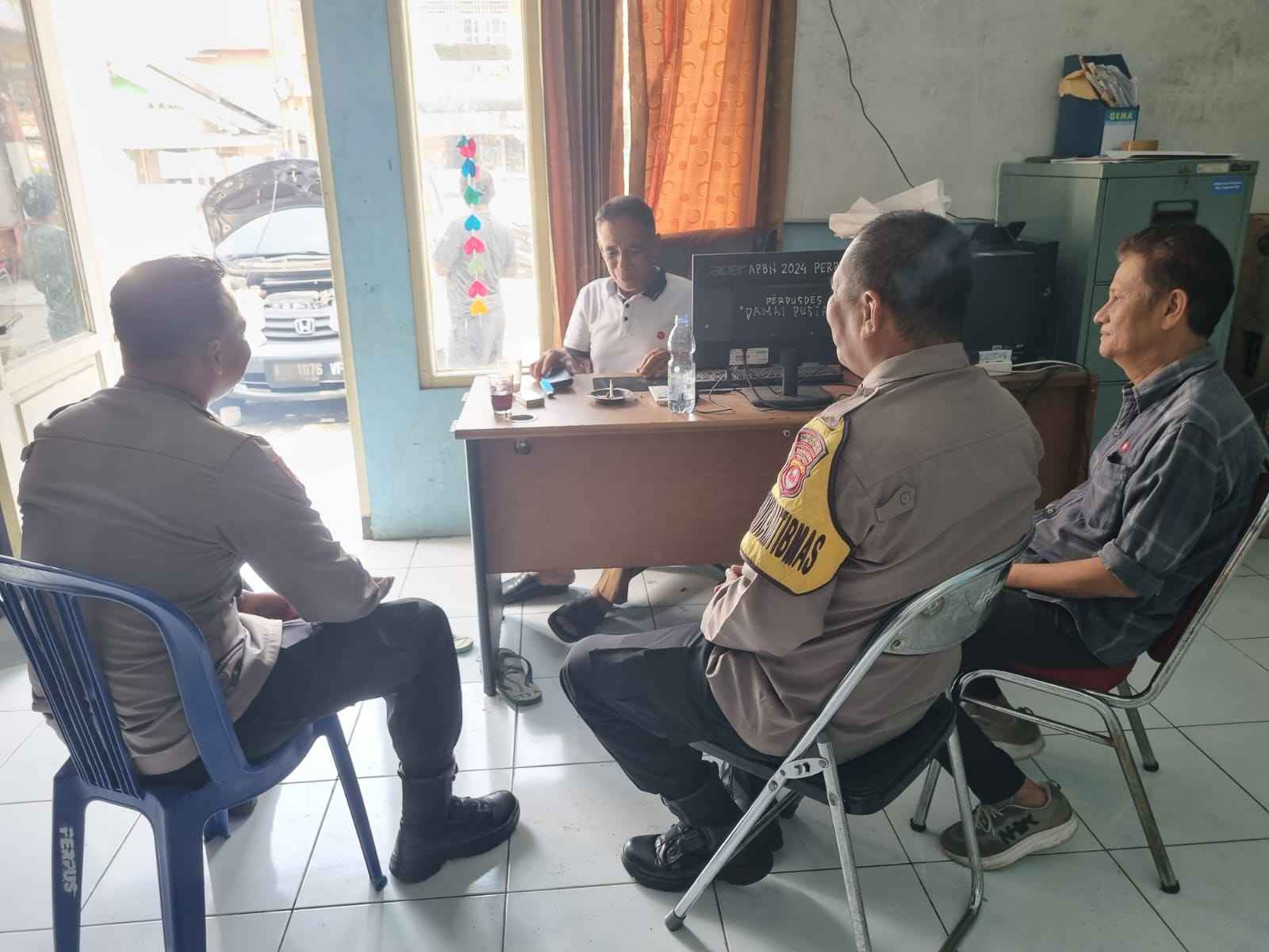 Bhabinkamtibmas Polsek Cikupa Sambang Bersama Kades Sukadamai Perkuat Sinergitas Kamtibmas