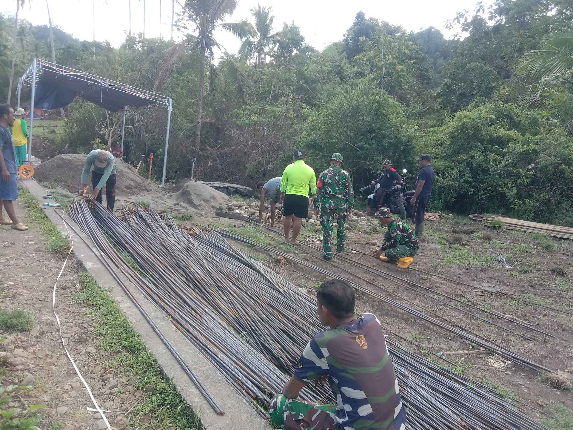Anggota Kodim 1505/Tidore Bersama Warga Rakit Besi Persiapan Pengecoran Jembatan Garuda
