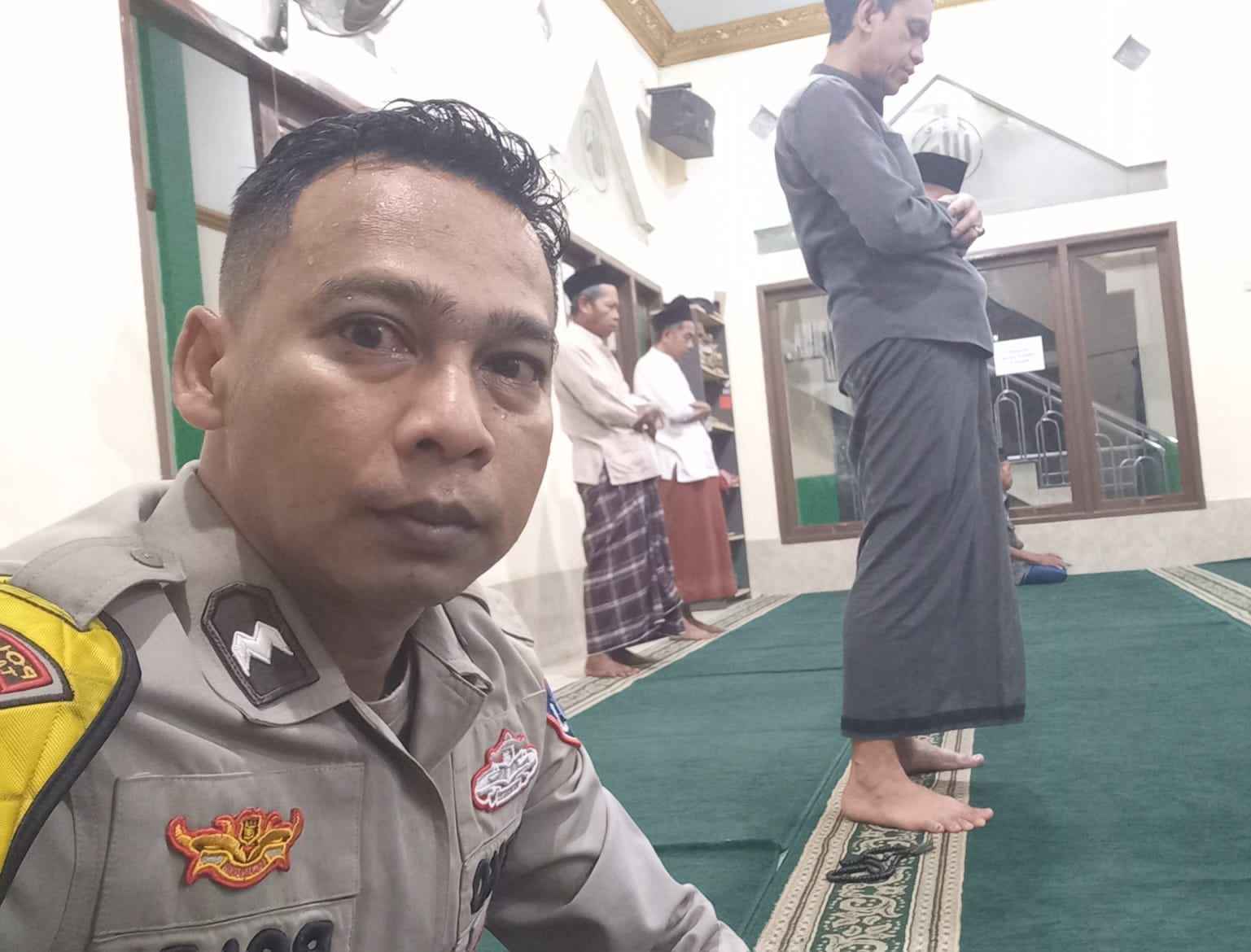 Aipda Dieko Aldillah Laksanakan Subuh Keliling Bersama Jamaah Masjid Hubul Waton