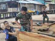 Satgas TMMD Tuntaskan Pemasangan Pintu MCK Umum di Kampung Keakwa