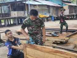 Satgas TMMD Tuntaskan Pemasangan Pintu MCK Umum di Kampung Keakwa