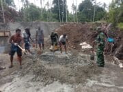 Penuh Semangat, TNI dan Warga Gotong Royong Cor Dudukan Jembatan Garuda