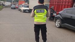 IPTU Rusandi Laksanakan Pengaturan Lalu Lintas Sore di Perempatan Cikupa Mas