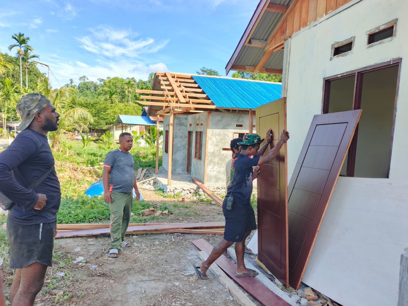 Pintu Panel dan Jendela RTLH TMMD Ke-128 Kodim 1801/Manokwari Tiba di Lokasi