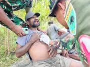 Satgas TMMD Ke-128 Kodim 1801/Manokwari Bantu Bersihkan Bisul Warga di Kampung Tanah Rubuh