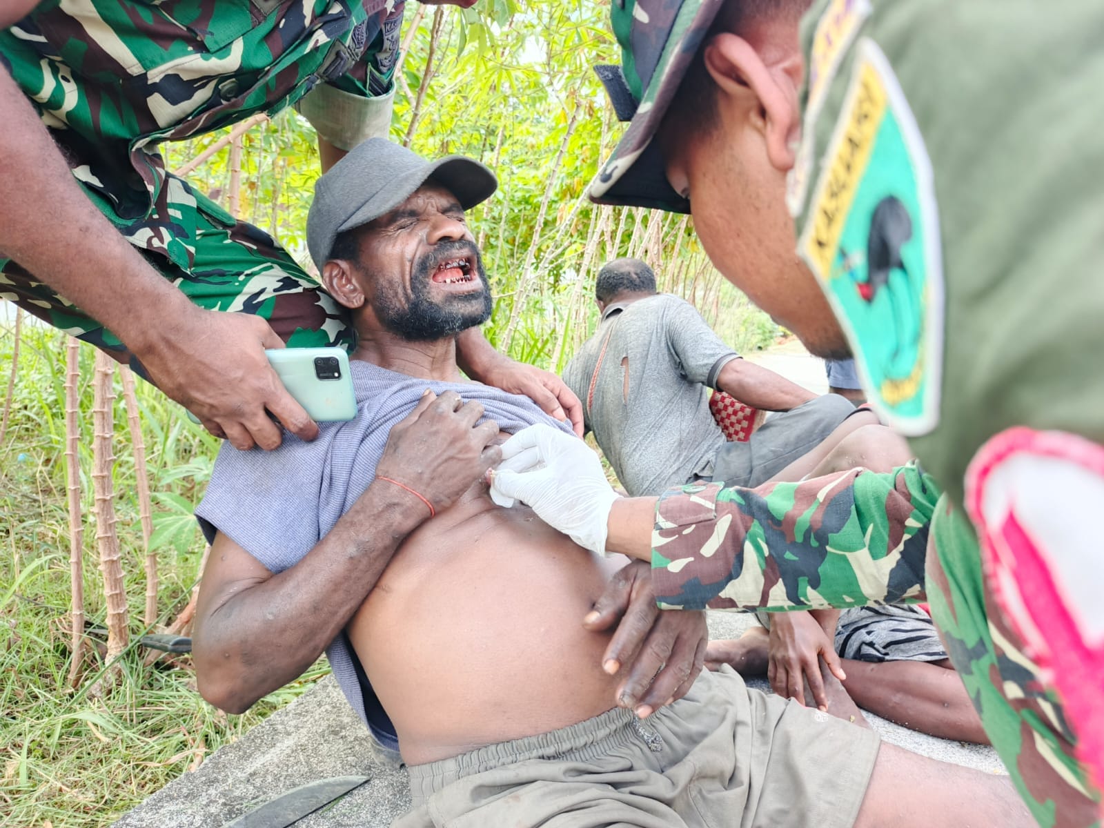 Satgas TMMD Ke-128 Kodim 1801/Manokwari Bantu Bersihkan Bisul Warga di Kampung Tanah Rubuh