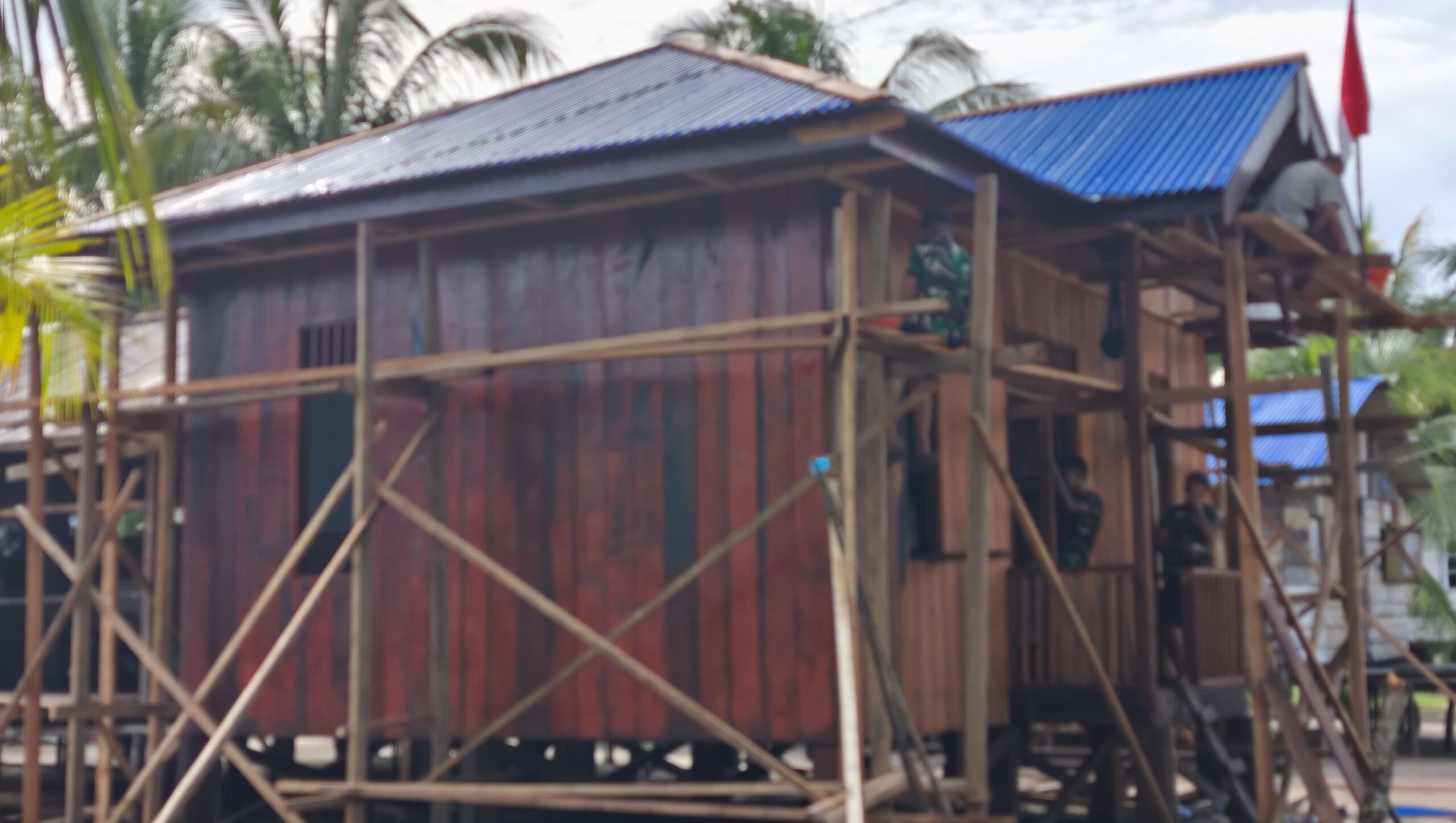 Satgas TMMD Ke-128 Kodim 1710/Mimika: Pemasangan Atap Rampung, Progres Pembangunan 5 Rumah Capai 90 Persen Satgas TMMD Ke-128 Kodim 1710/Mimika: Pemasangan Atap Rampung, Progres Pembangunan 5 Rumah Capai 90 Persen
