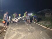 Dengan Penuh Semangat, Satgas TMMD Ke-128 Kodim 1801/Manokwari Lanjutkan Pengecoran Jalan Hingga Malam Hari