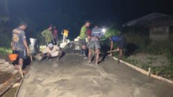 Dengan Penuh Semangat, Satgas TMMD Ke-128 Kodim 1801/Manokwari Lanjutkan Pengecoran Jalan Hingga Malam Hari