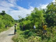Sertu Denni Fenetiruma Ajak Warga Bersihkan Semak Belukar Sepanjang Jalan Kampung
