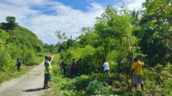 Sertu Denni Fenetiruma Ajak Warga Bersihkan Semak Belukar Sepanjang Jalan Kampung