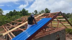 Atap Rumah Debida Dowansiba Mulai Dikerjakan Satgas TMMD Ke-128 Kodim 1801/Manokwari