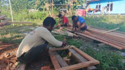 Pembuatan Rangka Pintu dan Jendela SD Inpres 62 Asai Dikerjakan Khusus oleh Satgas TMMD Ke-128