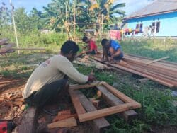 Pembuatan Rangka Pintu dan Jendela SD Inpres 62 Asai Dikerjakan Khusus oleh Satgas TMMD Ke-128