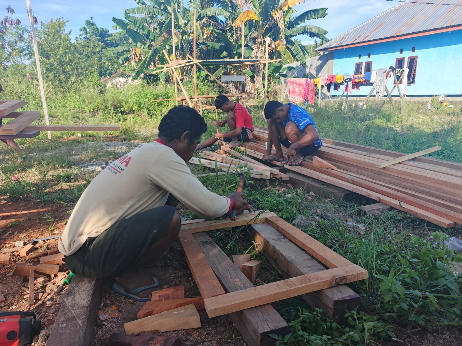 Pembuatan Rangka Pintu dan Jendela SD Inpres 62 Asai Dikerjakan Khusus oleh Satgas TMMD Ke-128