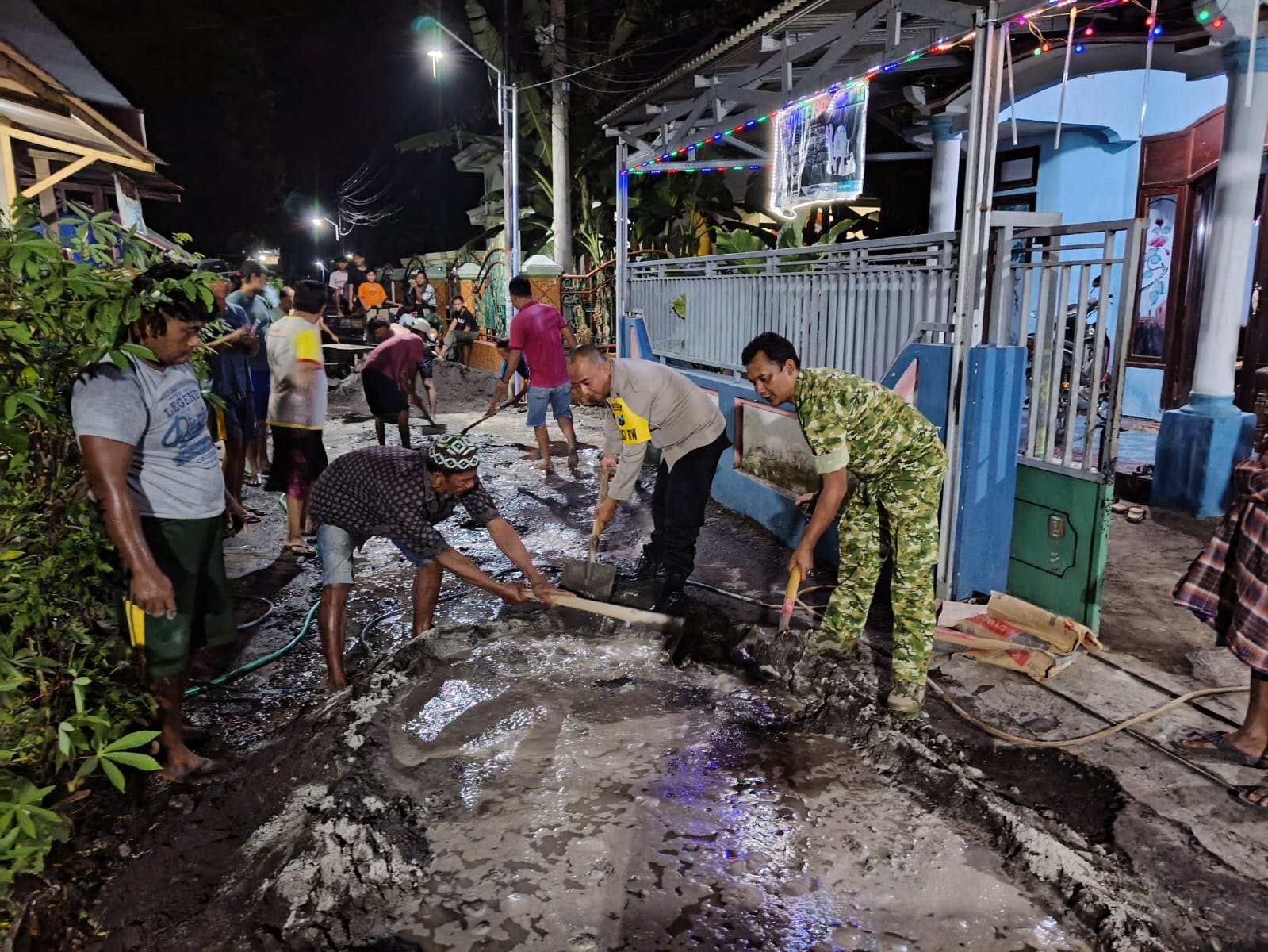 Pererat Kebersamaan, Satgas Kerjabakti Bersama Masyarakat Desa Brabe Pererat Kebersamaan, Satgas Kerjabakti Bersama Masyarakat Desa Brabe