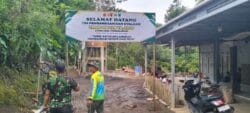 Satgas Bersama Warga Pasang Benner Sambut Tim Wasev Sterad TNI